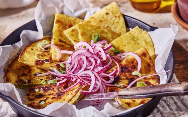 Quesadilla met kaas en snel gepekelde uien