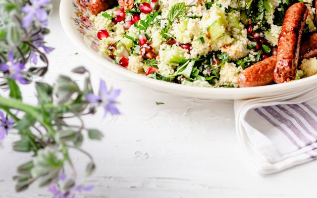Taboulé met komkommer, granaatappelpitten, avocado en merguez
