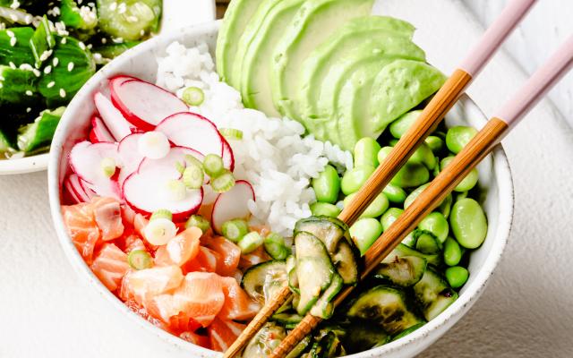 Pokébowl met gemarineerde komkommer en zalm