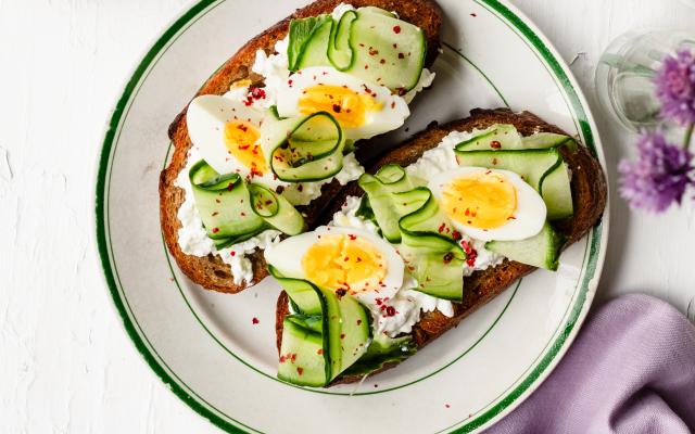 Toast met cottagecheese en komkommerlinten