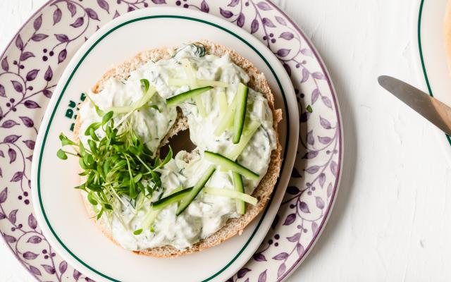 Bagel metkomkommersaladeen tuinkers