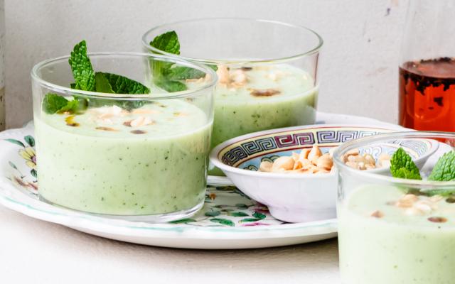 Romige komkommergazpacho met geroosterde pinda’s