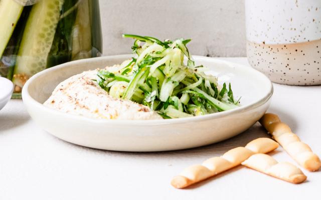 Hummus met gemarineerde komkommer en za’atar