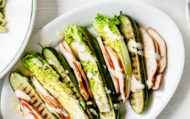 Caesarsalade met gegrilde komkommer en kip