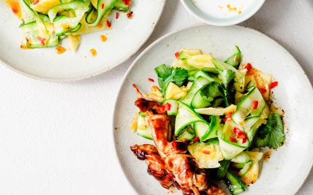 Komkommer-ananassalade met sticky kipspiesjes