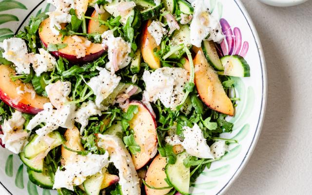 Komkommer-perzik-mozzarella-salade met citrusdressing