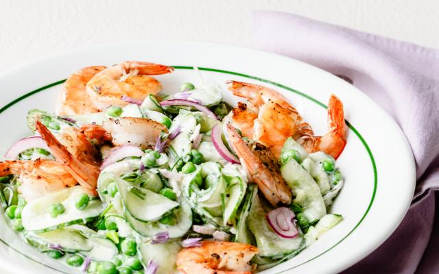 Romige komkommer met erwtjes en scampi’s