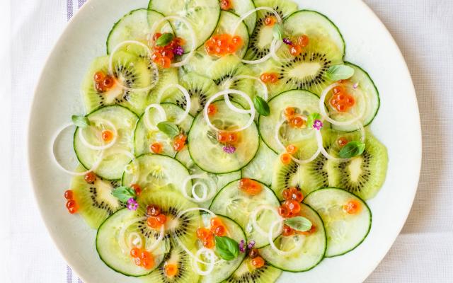 Komkommer-kiwicarpaccio met viseitjes