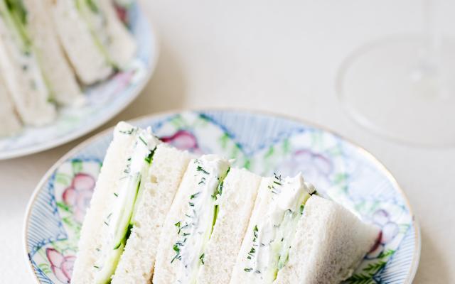 Cucumber sandwich met roomkaas en dille