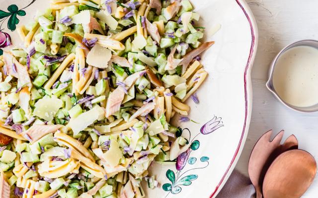 Pastasalade met komkommer en gerookte forel