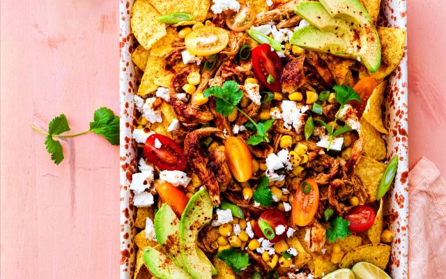 Loaded nachos met pulled chicken, maïs en avocado
