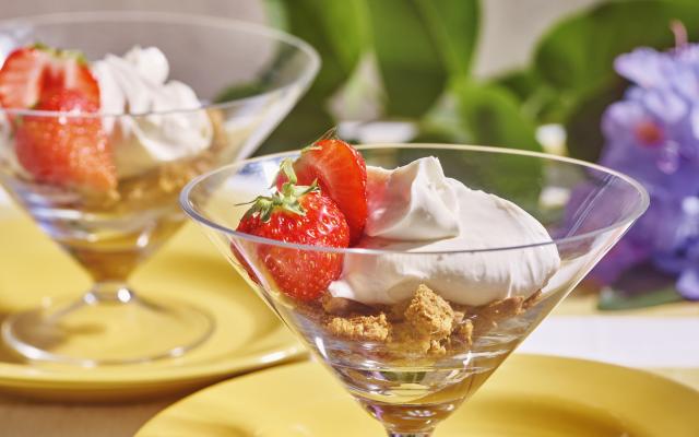 Mascarponeglaasje met aardbeien en speculaaspasta
