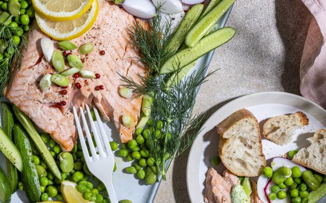 Koude zalmsalade met erwtjes, radijzen en komkommer