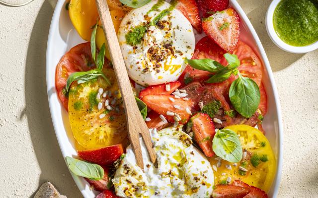 Salade van gemarineerde burrata met tomaten en aardbeien