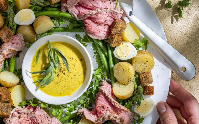 Rosbiefsalade met knoflookcroutons en mosterddressing