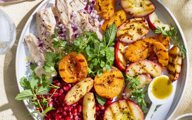 Salade van gegrilde steenvruchten met tonijn