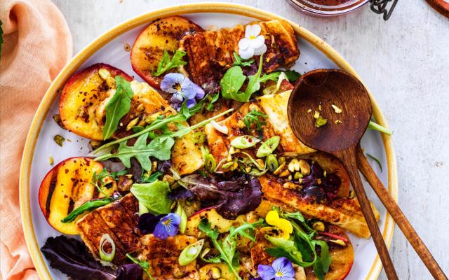 Gebakken nectarines met halloumi en hot honey