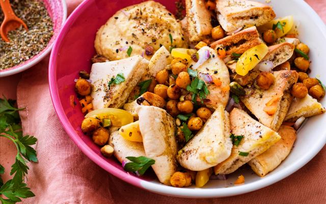 Loaded pita­driehoekjes met ­hummus en krokante kikkererwten