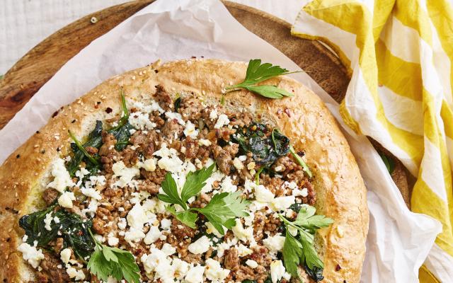 Gevuld Turks brood met gehakt en feta