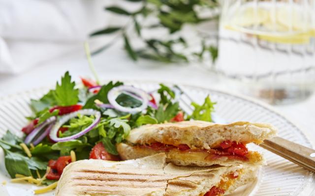 Panini met cheddar, chorizo en geroosterde paprika
