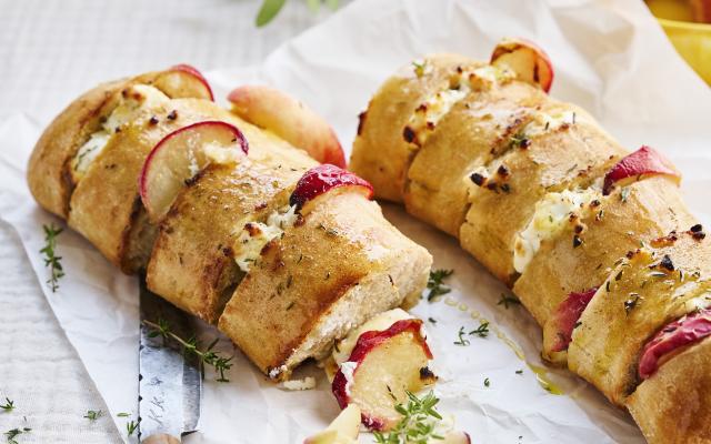 Hasselbackciabatta met perzik en geitenkaas
