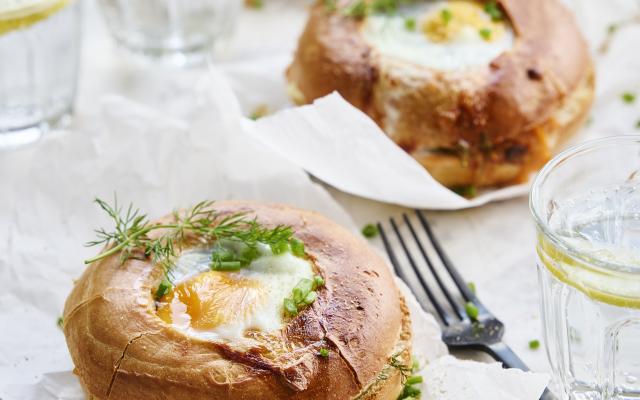 Gevulde bagel met ei en zalm