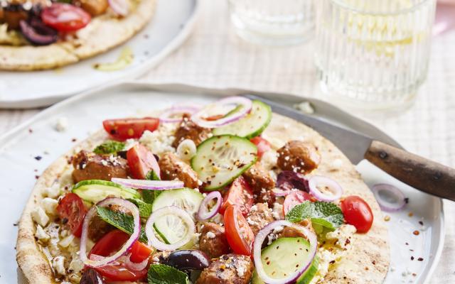 Flatbreadpizza met hummus en merguez