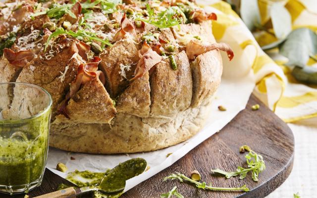 Plukbrood met pistachepesto en mortadella