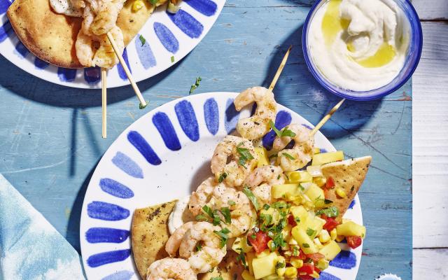 Flatbread met garnaalspiesjes, maïs-mangosalsa en aioli