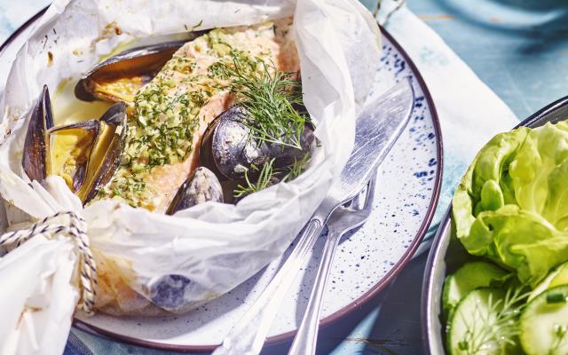 Papillotjes met zalm en mosselen met een groene salade