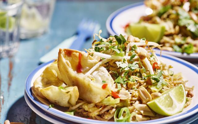 Pad thai met krokant gebakken gyoza