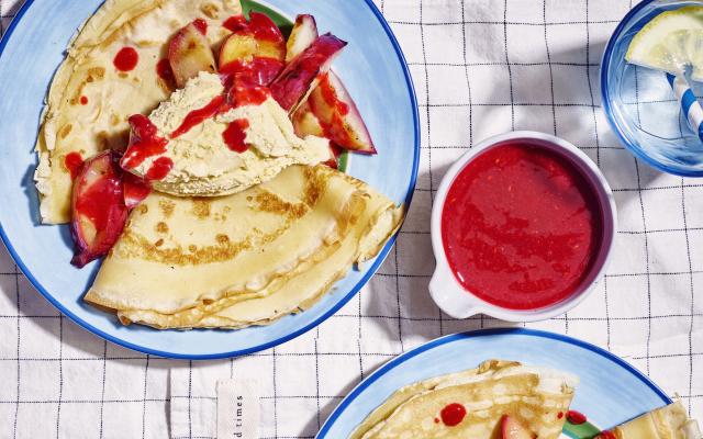 Flensjes met vanille-ijs, gegrilde nectarines en frambozencoulis