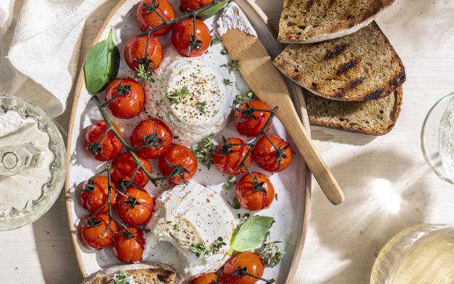 Gebakken ricotta met tomaatjes en gegrild zuurdesembrood