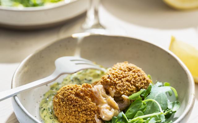 Artisanale garnaalkroketten met bearnaisesaus en waterkersslaatje