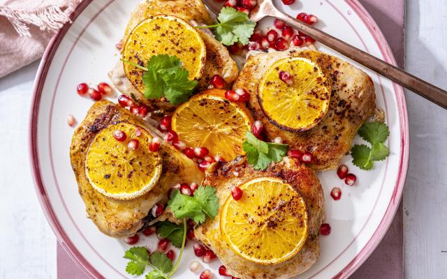 Kippendijen met sinaasappel en granaatappel met bulgursalade