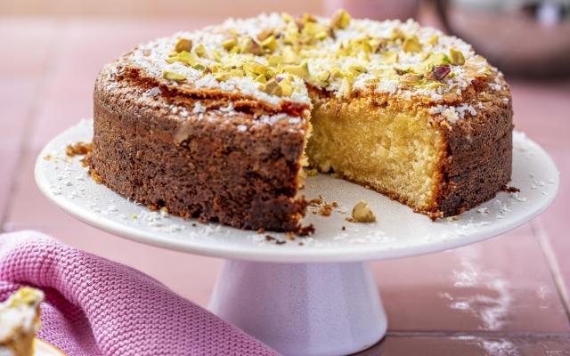 Wittechocoladecake met kardemom en pistache