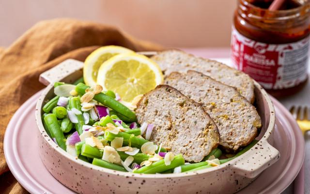 Gehaktbrood met harissa en pistache en boontjessalade