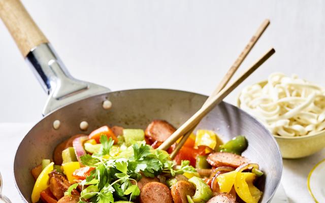 Gewokte paprika’s met plakjes rookworst