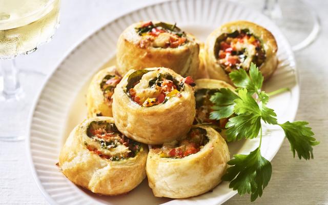 Bladerdeegwieltjes met paprika en kruidenkaas