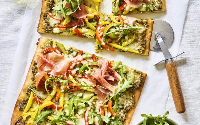 Pizza met paprika, ham en pesto