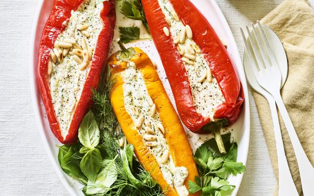 Ovengebakken puntpaprika’s met driekazenvulling