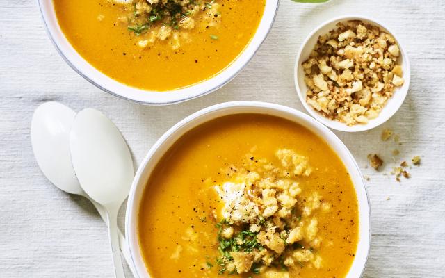 Geroosterde wortel-paprikasoep met mascarpone en pangrattato