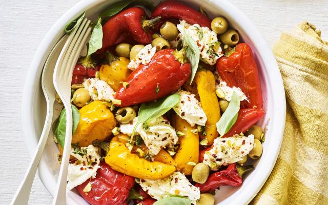 Salade van geroosterde snackpaprika’s en mozzarella