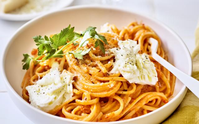 Pasta met romige paprikasaus en burrata