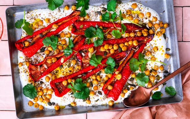 Poivrons longs et pois chiches grillés