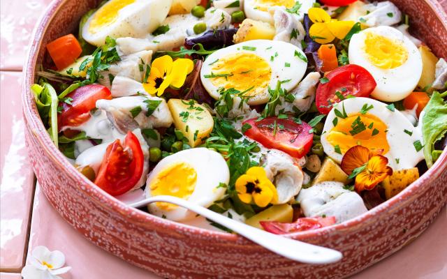 Salade aux œufs, aux pommes de terre et aux harengs