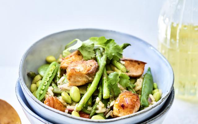 Zalm met groene groenten en knoflook-koriandersaus