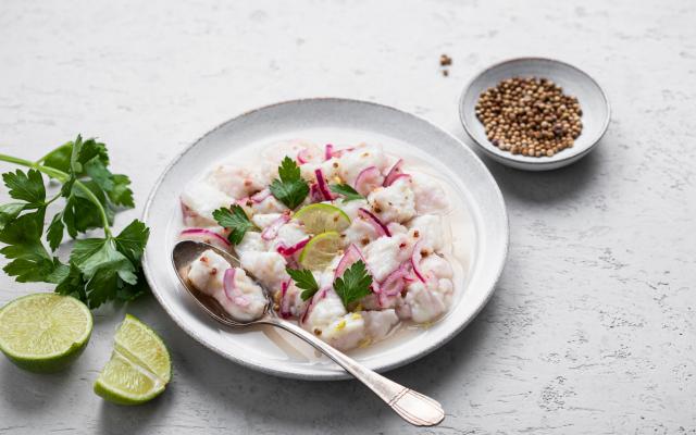 Ceviche van witte vis met alcoholvrije gin