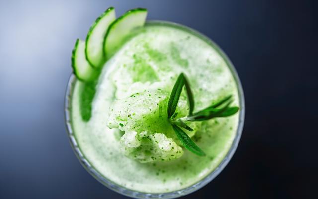 Sorbet met alcoholvrije gin, komkommer en munt