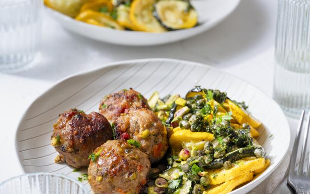 Italiaanse balletjes met pistache, gegrilde courgettes en kappertjes